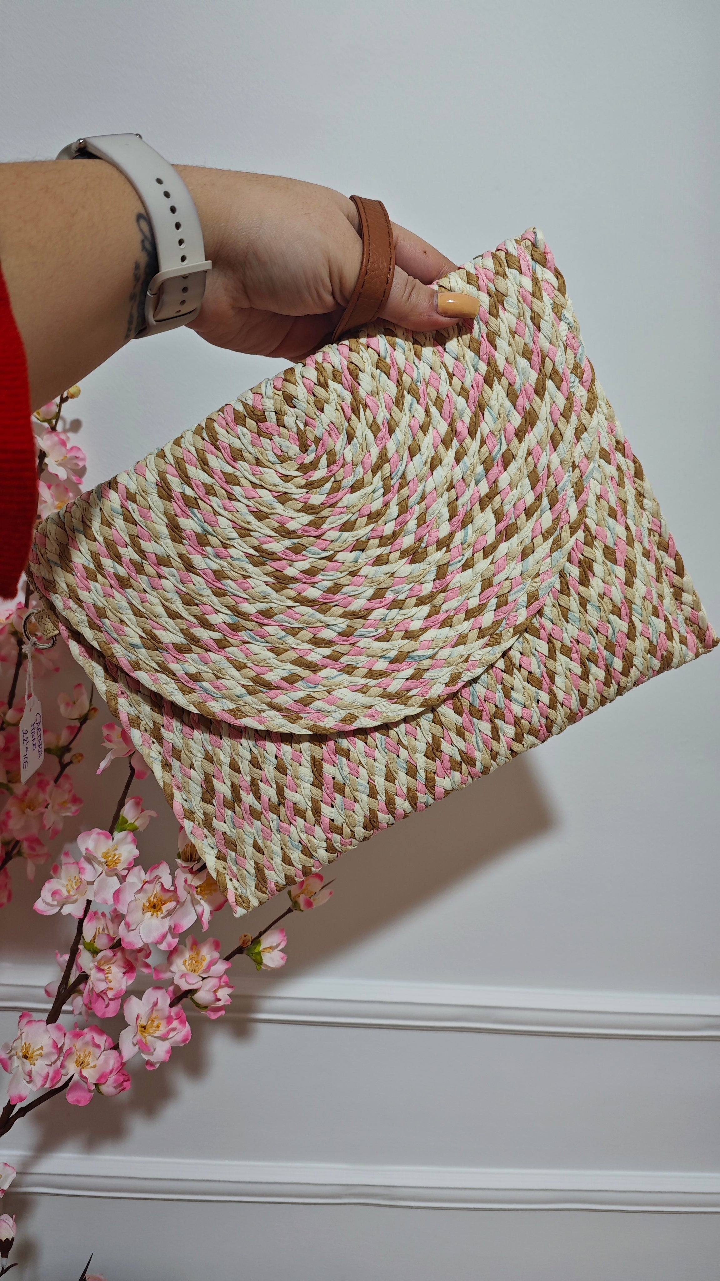 Cartera sobre rafia