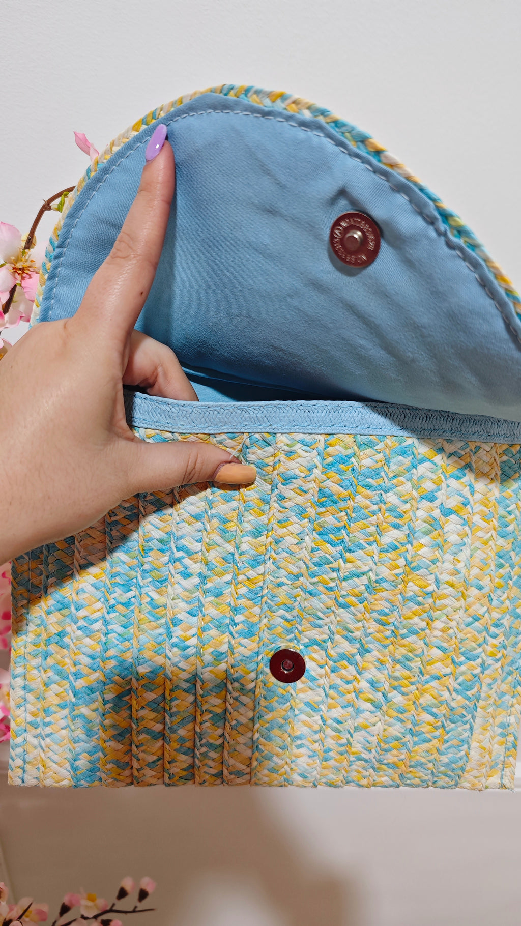 Cartera sobre rafia