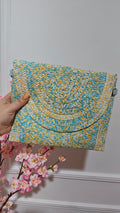 Cartera sobre rafia