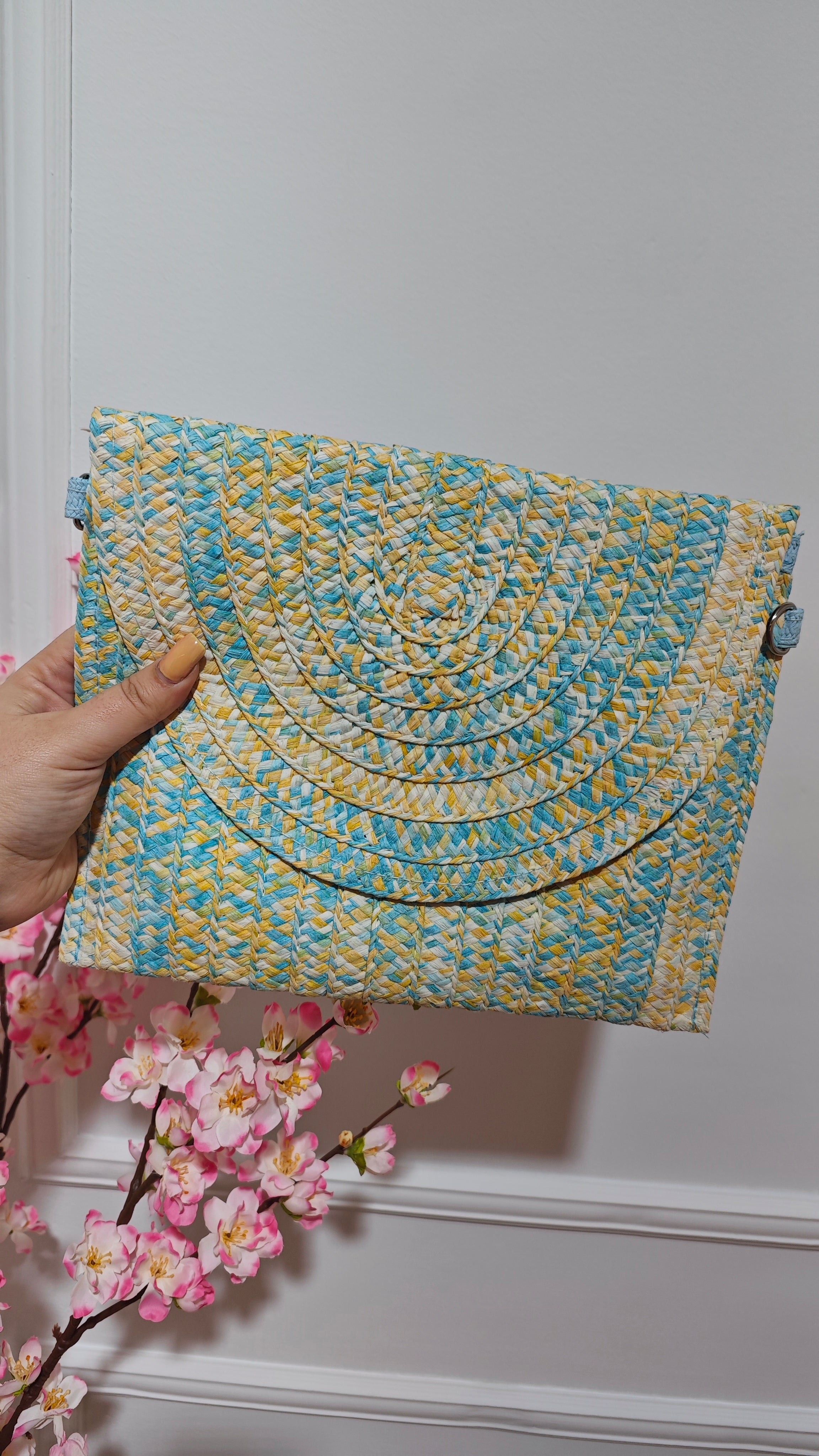 Cartera sobre rafia