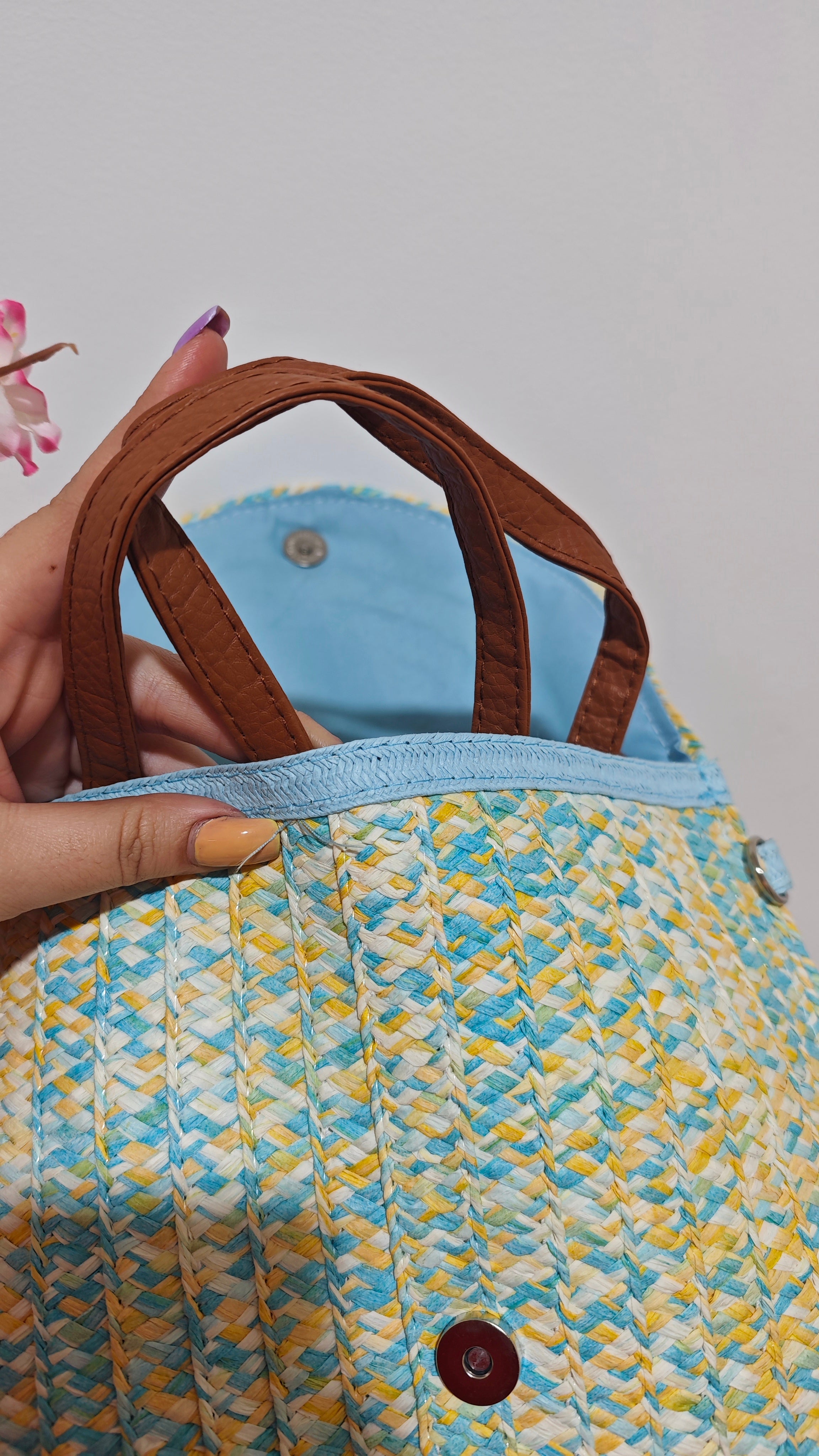 Cartera sobre rafia